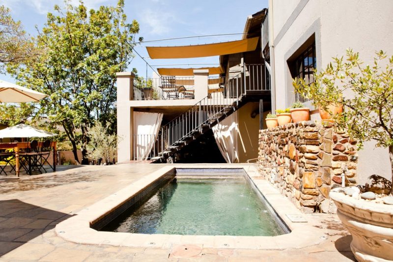 Piscine de l'hotel Olive Grove à Windhoek - Namibie | Au Tigre Vanillé