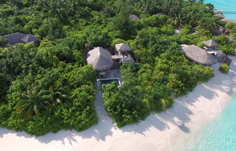 Vue aérienne de la plage et des villas de l'hotel Six Senses - Maldives | Au Tigre Vanillé