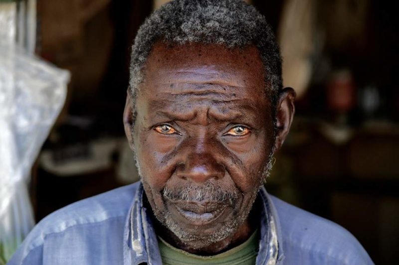 Portrait d'un viel homme rwandais - Rwanda | Au Tigre Vanillé