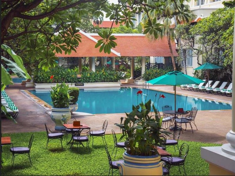 Piscine de l'hôtel Raffles de Phnom Penh - Cambodge | Au Tigre Vanillé