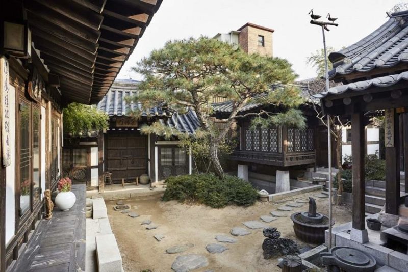 Cour de l'hotel Rakkaojae Hanok à Séoul - Corée du Sud | Au Tigre Vanillé