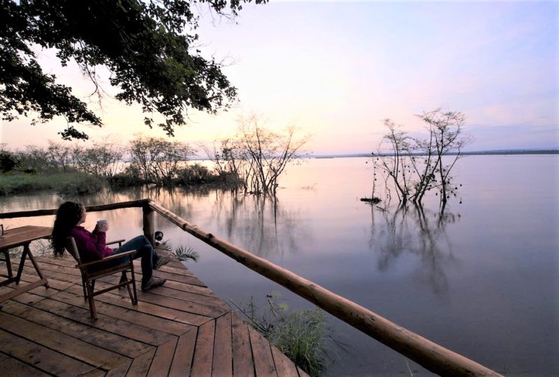 Terrasse sur l'eau du lodge Ruzizi au parc Akagera - Rwanda | Au Tigre Vanillé
