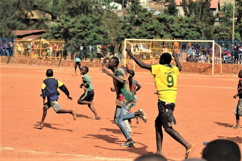 Jeunes jouant au football - Rwanda | Au Tigre Vanillé