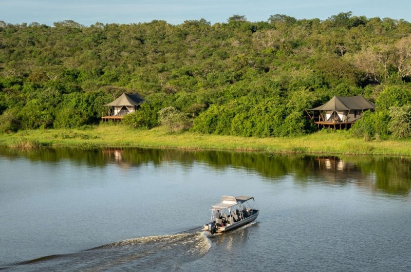 Tentes au bord de l'eau du Magashi Camp au parc Akagera - Rwanda | Au Tigre Vanillé