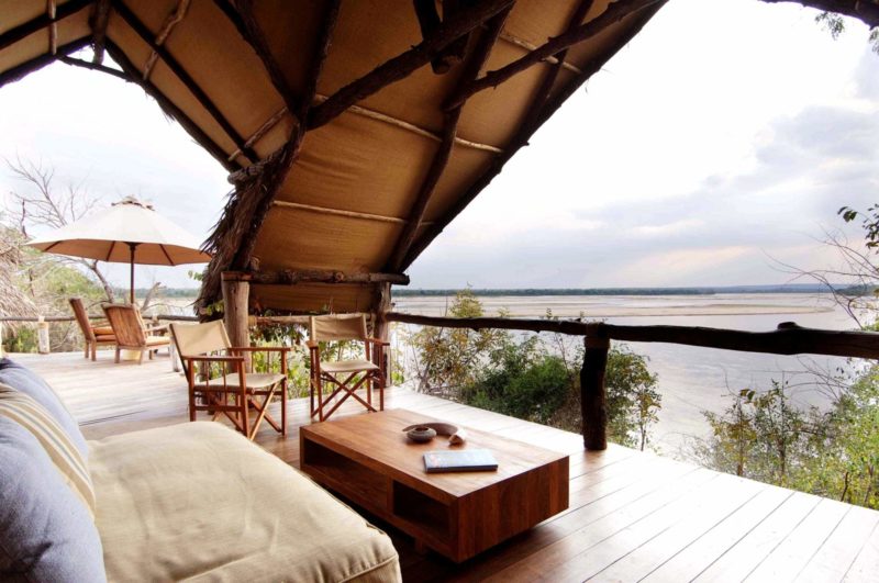 Terrasse de l'hôtel Sand Rivers Selous - Tanzanie | Au Tigre Vanillé