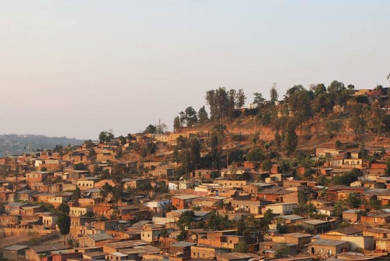 Fin de journée sur les maisons de Kigali - Rwanda | Au Tigre Vanillé