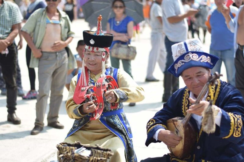 Couple jouant de la musique traditionnelle dans la rue de Oulan Bator - Mongolie | Au Tigre Vanillé