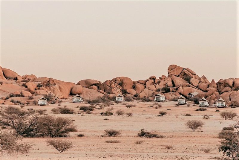 Tente au pied de roches de l'hotel Spitzkoppen lodge - Namibie | Au Tigre Vanillé
