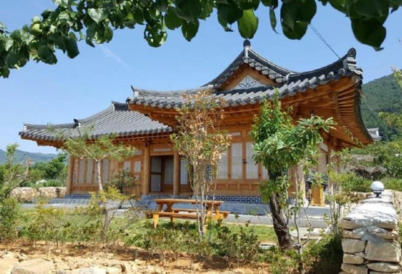 Façade de l'hôtel Myeongga Hanok à Suncheon - Corée du Sud | Au Tigre Vanillé