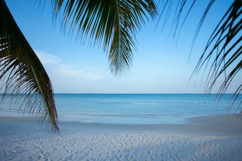 Plage de l'hôtel Tamu sur l'île de Kohrong - Cambodge | Au Tigre Vanillé