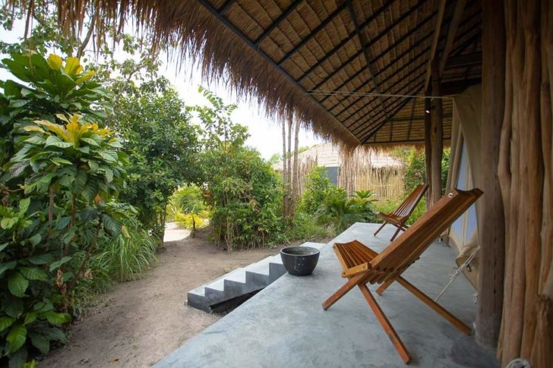 Jardin de l'hôtel Tamu sur l'île de Kohrong - Cambodge | Au Tigre Vanillé