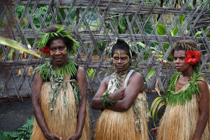 Femmes en tenue traditionnelle sur l'île de Tanna - Vanuatu | Au Tigre Vanillé