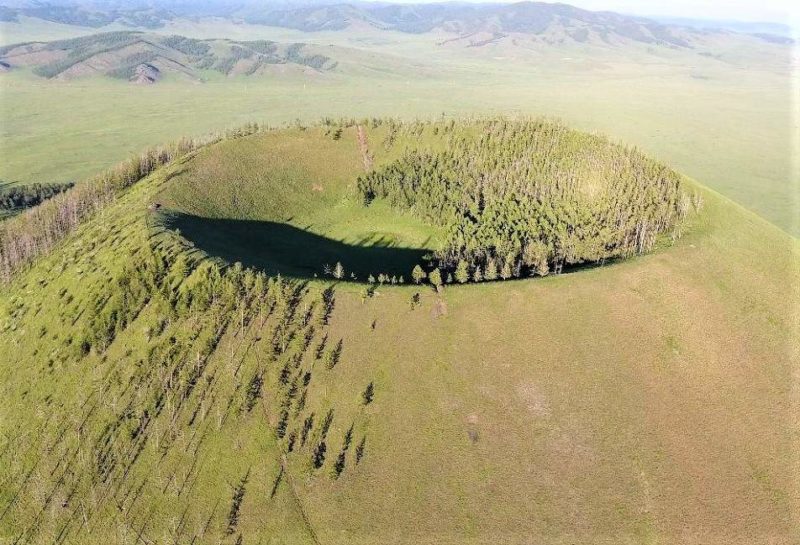 Vue aerienne d'un volcan verdoyant - Mongolie | Au Tigre Vanillé