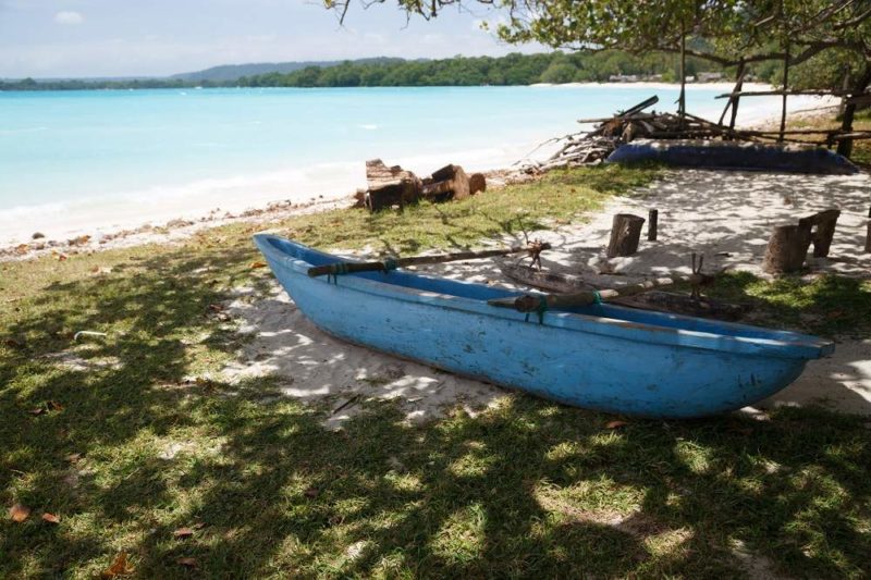 Barque sur une plage de l'île de Malekula - Vanuatu | Au Tigre Vanillé