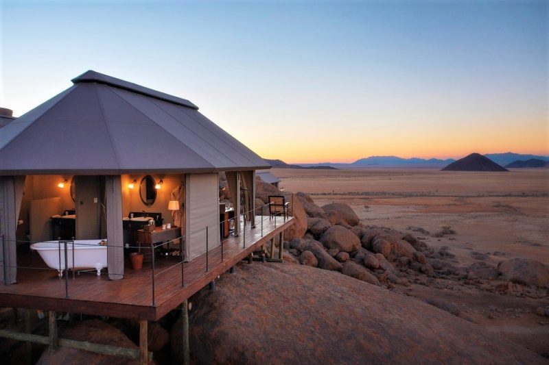 Tente vue de l'exterieur de l'hotel Zannier à Sonop - Namibie | Au Tigre Vanillé