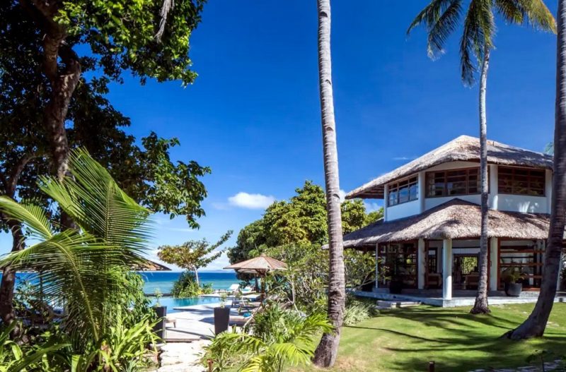 Jardin et plage devant une villa de l'île privée de Ariara à Palawan - Philippines | Au Tigre Vanillé