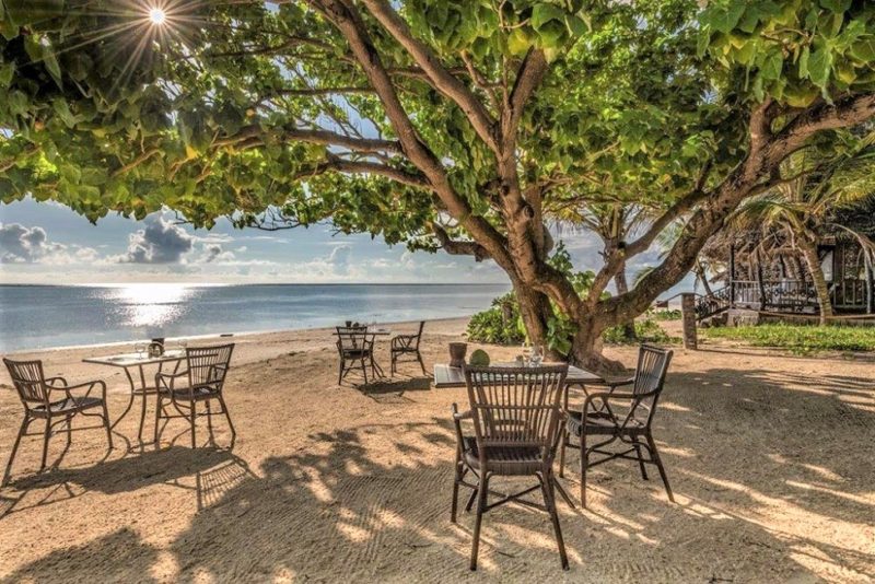 Café au bord de l'eau de l'hotel Breeze Beach Club à Zanzibar - Tanzanie | Au Tigre Vanillé