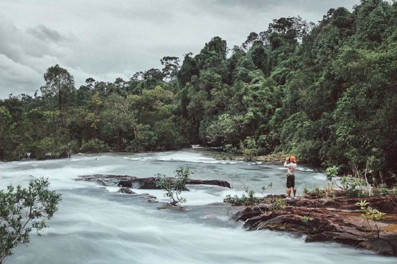 Au bord de la rivière dans la région de la chaîne des Cardamomes - Cambodge | Au Tigre Vanillé