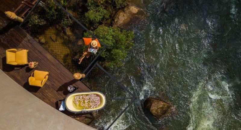 Terrasse sur la rivière de l'hôtel Shinta Mani Wild au coeur de la chaîne des Cardamomes - Cambodge | Au Tigre Vanillé