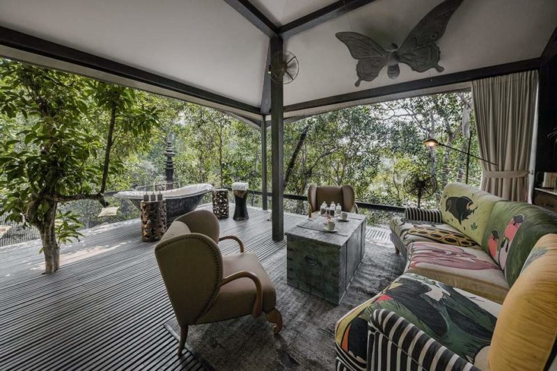 Terrasse et bains exterieur de l'hôtel Shinta Mani Wild au coeur de la chaîne des Cardamomes - Cambodge | Au Tigre Vanillé