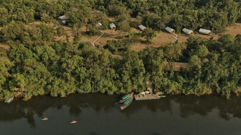 Vue aérienne des tentes de l'hôtel lodge au coeur de la chaîne des Cardamomes - Cambodge | Au Tigre Vanillé