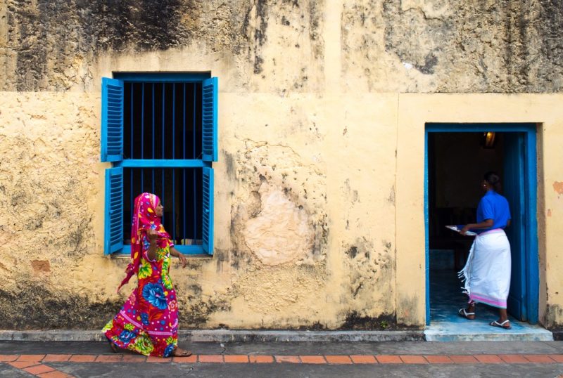 femme-rue-bleu-zanzibar-tanzanie Femmes dans la rue de Stone Town à Zanzibar - Tanzanie | Au Tigre Vanillé