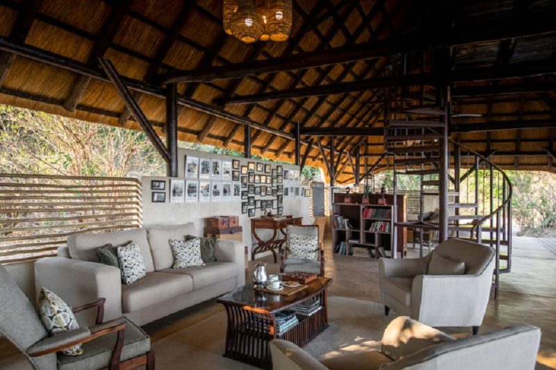 Lobby et bibliothèque de l'hotel Chongwe à Lower Zambezi - Zambie | Au Tigre Vanillé