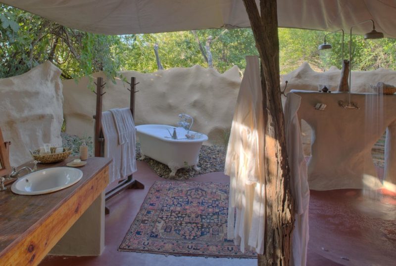 Salle de bains extérieure de l'hotel Chongwe à Lower Zambezi - Zambie | Au Tigre Vanillé