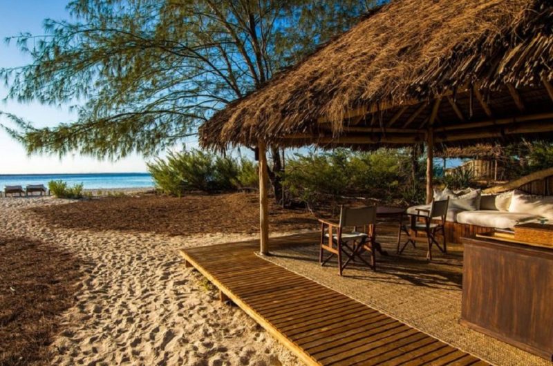 Terrasse sur la plage de l'hotel Mnemba à Zanzibar - Tanzanie | Au Tigre Vanillé