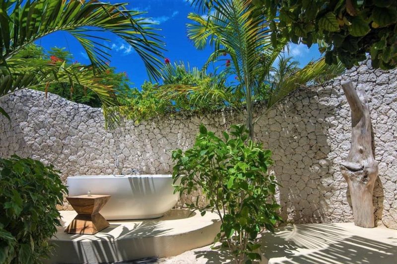 Salle de bains extérieure de l'hotel White Sand Villa à Zanzibar - Tanzanie | Au Tigre Vanillé