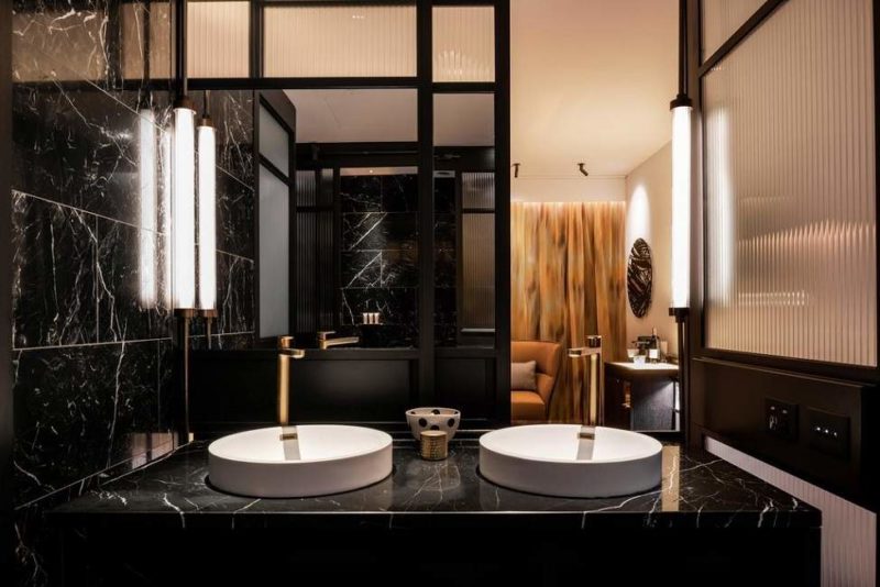 Salle de bains de l'hôtel QT Perth - Australie | Au Tigre Vanillé