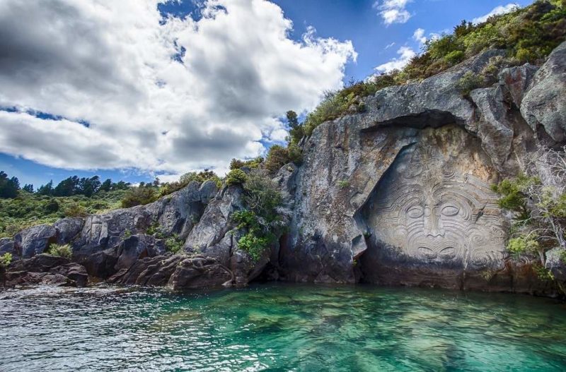 croisiere-lac-taupo-gravures-maori-nouvellezelande Croisière sur le lac Taupo - Nouvelle-Zélande | Au Tigre Vanillé