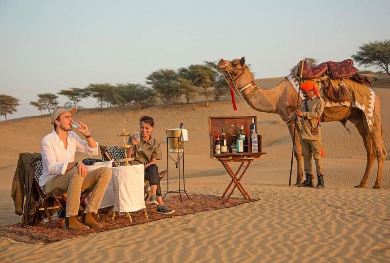 Apéritif dans les dunes à l'hôtel Theserai à Jaisalmer au Rajasthan - Inde | Au Tigre Vanillé