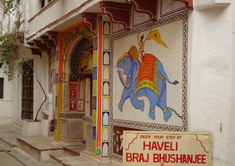 Entrée de l'hôtel Braj Bushanje à Bundi au Rajasthan - Inde | Au Tigre Vanillé