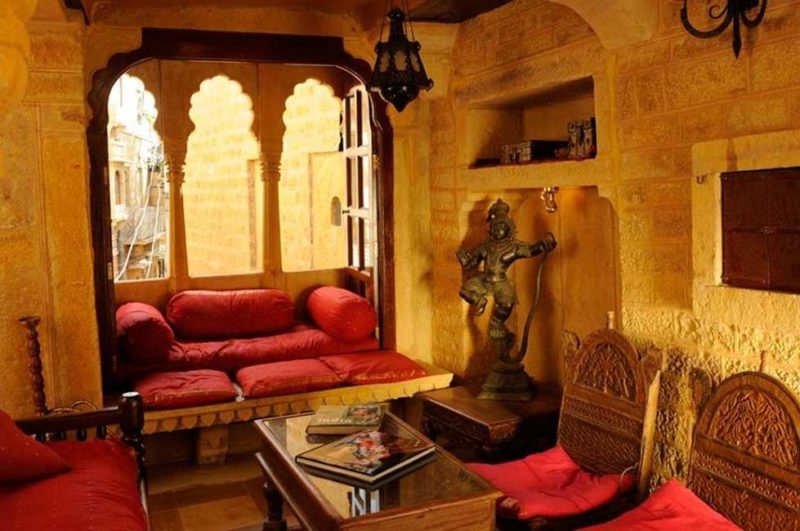 Salon de l'hôtel Killa Bhawan à Jaisalmer au Rajasthan - Inde | Au Tigre Vanillé