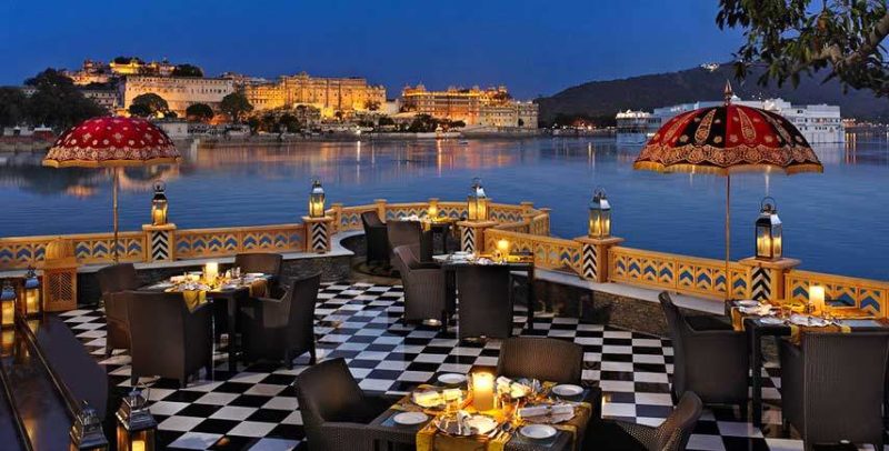 Terrasse extérieure de l'hôtel Leela à Udaipur au Rajasthan - Inde | Au Tigre Vanillé