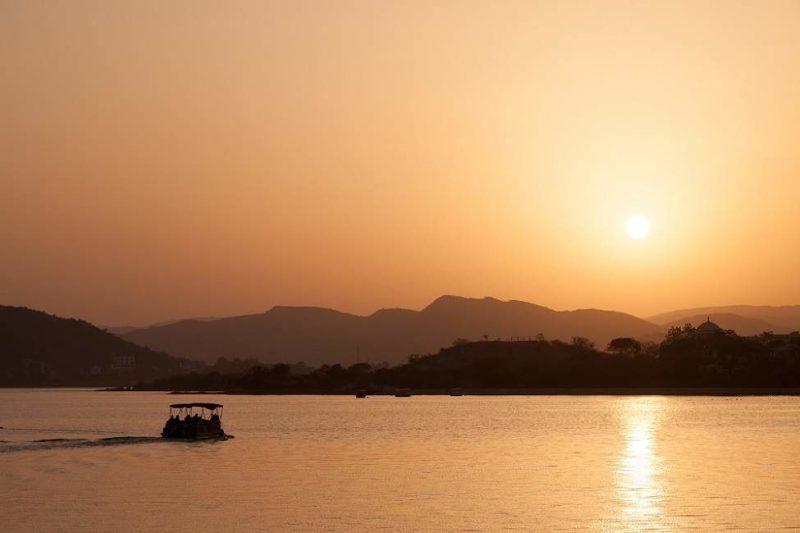 Navigation vers l'île Jag Mandir à Udaipur - Rajasthan, Inde | Au Tigre Vanillé