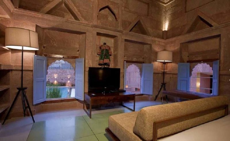 Salon donnant sur la piscine de l'hôtel Raas à Jodhpur - Inde | Au Tigre Vanillé