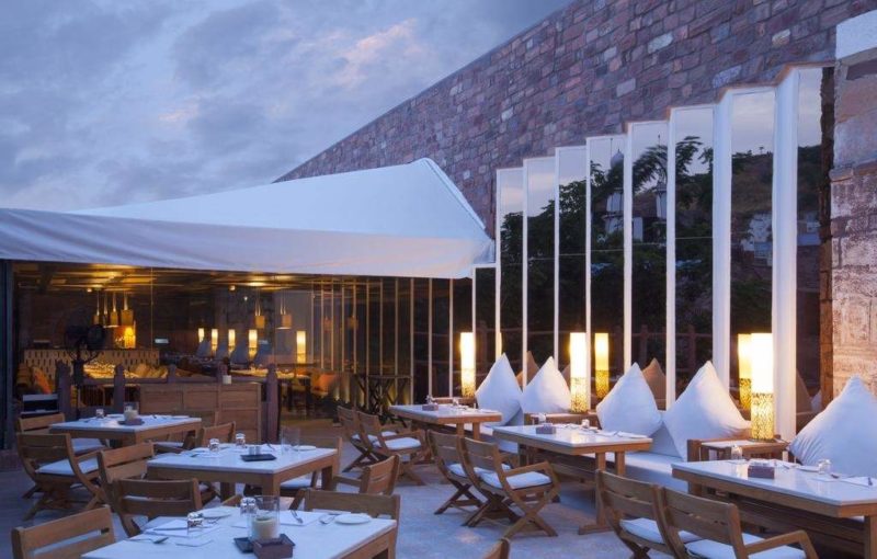 Terrasse exterieure de l'hôtel Raas à Jodhpur - Inde | Au Tigre Vanillé