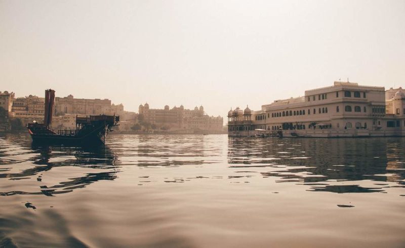 Promenade matinale au bord des ghats d'Udaipur - Rajasthan, Inde | Au Tigre Vanillé