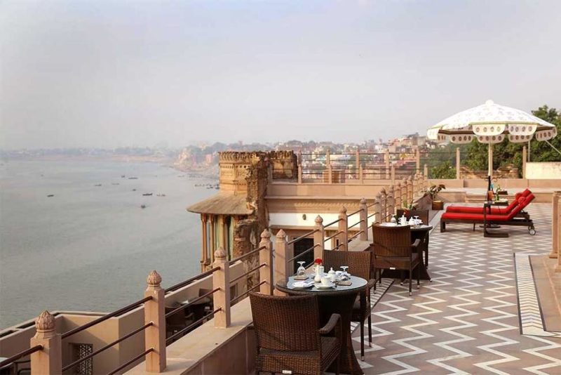 Terrasse avec vue sur le Gange au Brijrama Palace - Indonésie | Au Tigre Vanillé