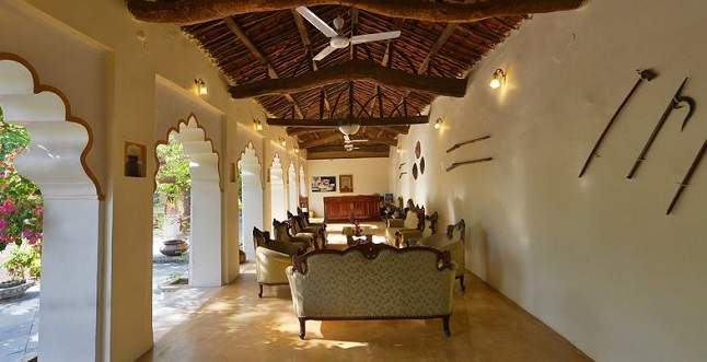 Lobby d'hotel à Bijapur dans le sultanat du Deccan en Inde du Sud | Au Tigre Vanillé
