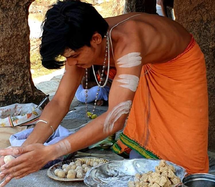 Hampi ceremonie dans le Gange en Inde du Sud | Au Tigre Vanillé