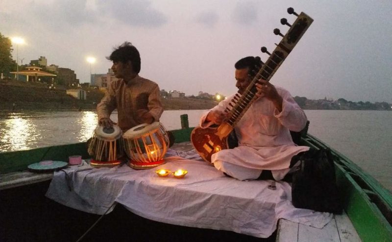Musiciens sur une barque à Varanasi - Inde | Au Tigre Vanillé