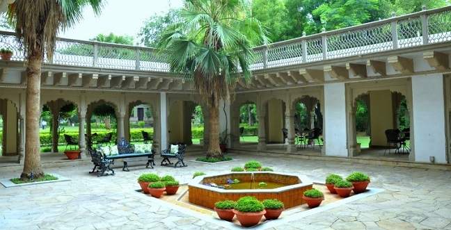 Jardin de l'hotel Taj Ushakiran à Gwalior en Inde centrale | Au Tigre Vanillé