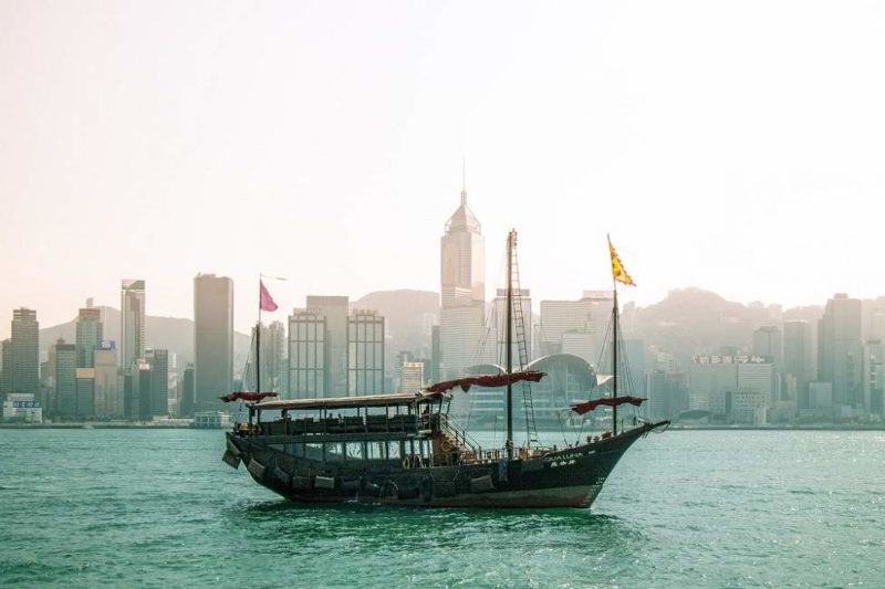 Bateau à voile rouge dans la baie de Hong kong - Chine | Au Tigre Vanillé