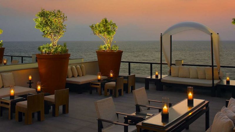 Terrasse au bord de l'eau de l'hôtel Raviz Bar à Kovalam - Inde | Au Tigre Vanillé