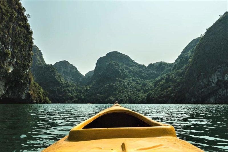 Sortie kayak dans la baie d'Halong - Vietnam | Au Tigre Vanillé