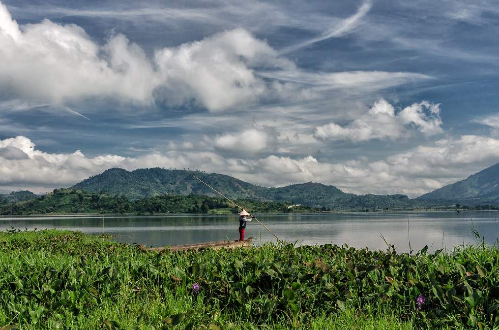 DAK LAK- VIET NAM: Group of Asian farmer go to work by row boat on Lak lake in autumn time , family of ethnic minority, grass on lake, amazing view for Asia travel, Daklak, Vietnam. Escapade vers le lac Lak - Vietnam | Au Tigre Vanillé