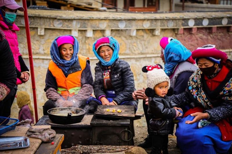 Femmes dans un monastère bouddhiste à Shangri La - Chine | Au Tigre Vanillé